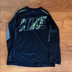 Youth boys Nike Dri-Fit long sleeve shirt.  Sz Y L